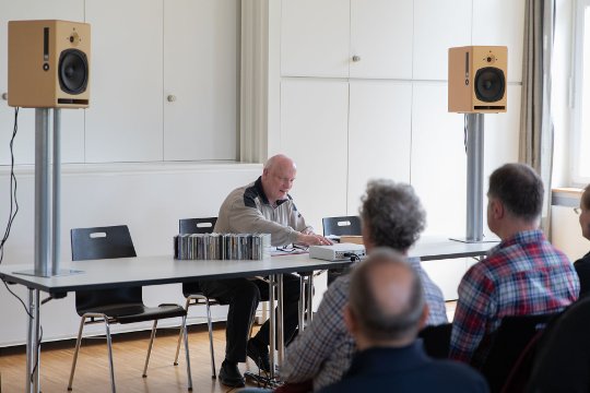 Fachjournalist Lothar Brand führte in seinen Vorträgen durch die Rockgeschichte der 70er. Bild Klangschloss